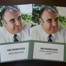 Titelseiten der Broschüre in Deutsch und Italienisch, mit großformatigem Portrait von Hugo F. Resch